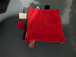 Libro de tela para bebés: rojo, negro y blanco