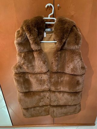 Abrigo pelo marrón sin mangas