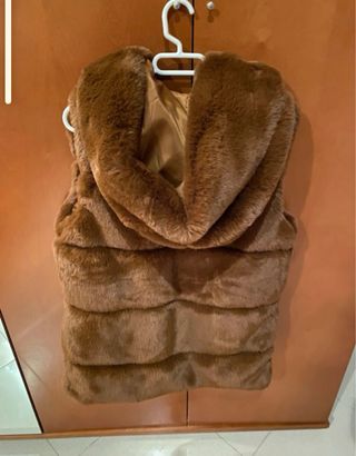 Abrigo pelo marrón sin mangas