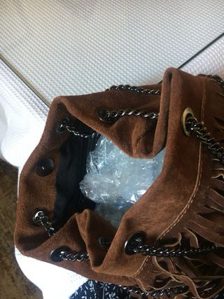 Bolso de ante con flecos y cadena