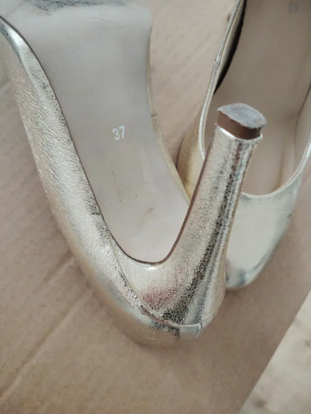 Zapatos de salón dorados