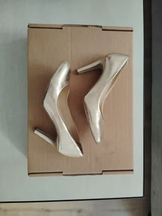 Zapatos de salón dorados