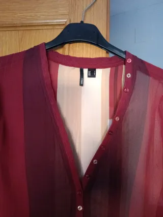 Camisa de rayas beige y roja