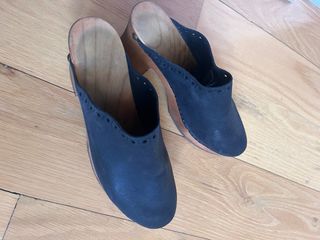 Zuecos de piel y madera negros