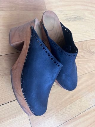 Zuecos de piel y madera negros