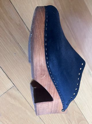 Zuecos de piel y madera negros