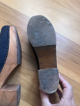 Zuecos de piel y madera negros