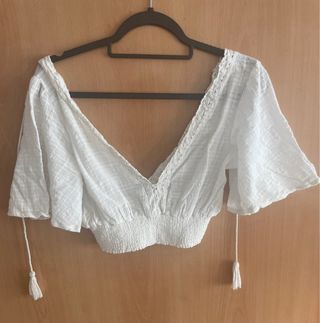 Top blanco Pull and Bear crop con volantes