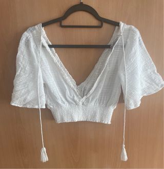 Top blanco Pull and Bear crop con volantes