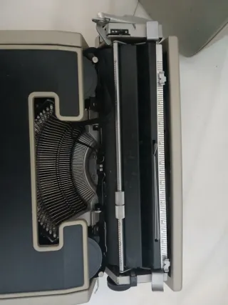 Máquina de escribir Olivetti Lettera DL