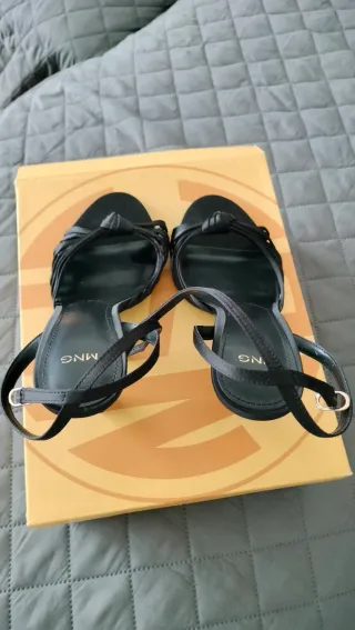 Sandalias MNG Negras Elegantes