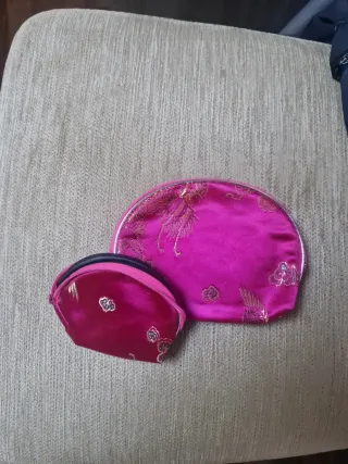 Neceser rosa satinado con bordado