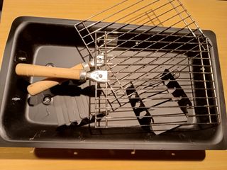 Barbecue con griglia e manici in legno