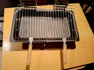 Barbecue con griglia e manici in legno