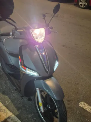 Moto 125cc gris con baúl