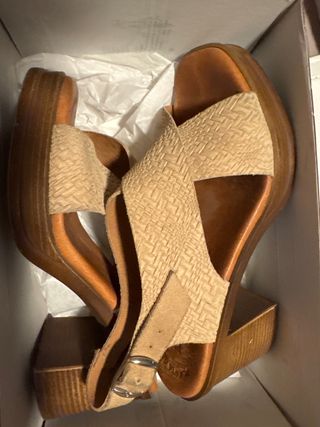 Sandalias Beige y Marrón