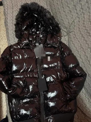 Chaqueta negra brillante con capucha