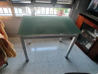 Tavolo in cristallo e metallo bianco