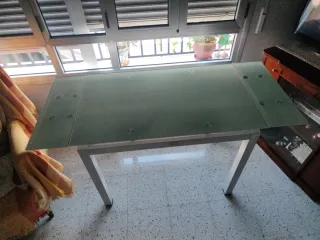 Tavolo in cristallo e metallo bianco