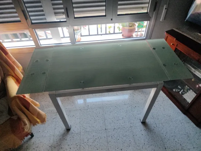 Mesa cristal y metal blanca