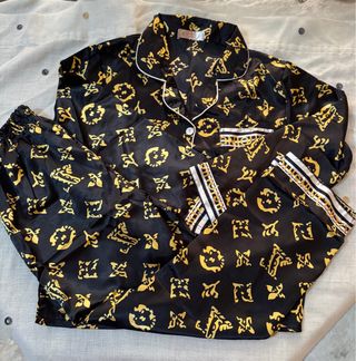 Pijama de satén elegante negro y dorado