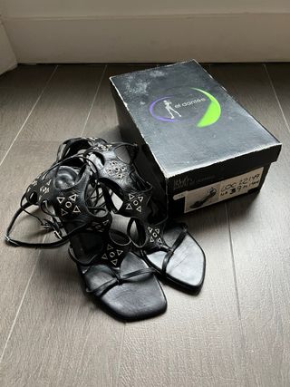 Sandalias gladiador tacón aguja negras