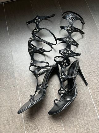 Sandalias gladiador tacón aguja negras