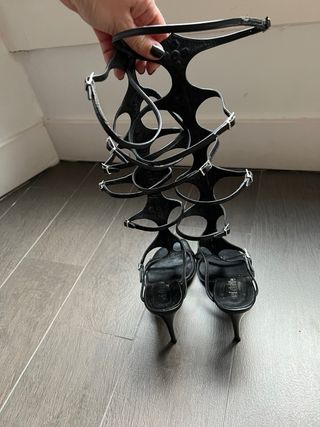 Sandalias gladiador tacón aguja negras