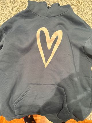 Sudadera azul con corazón blanco