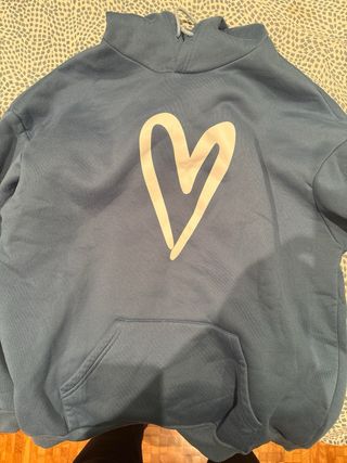Sudadera azul con corazón blanco