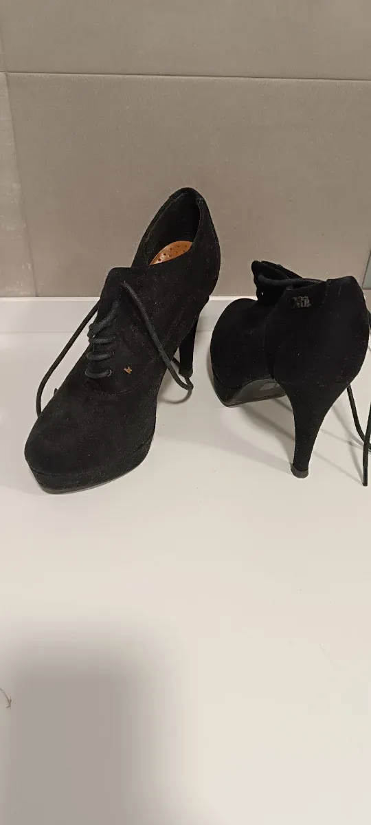 Botines negros de terciopelo con cordones