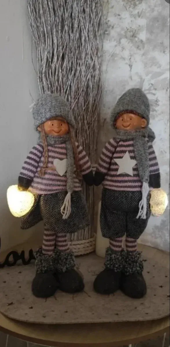 2 bonecos com coração iluminado