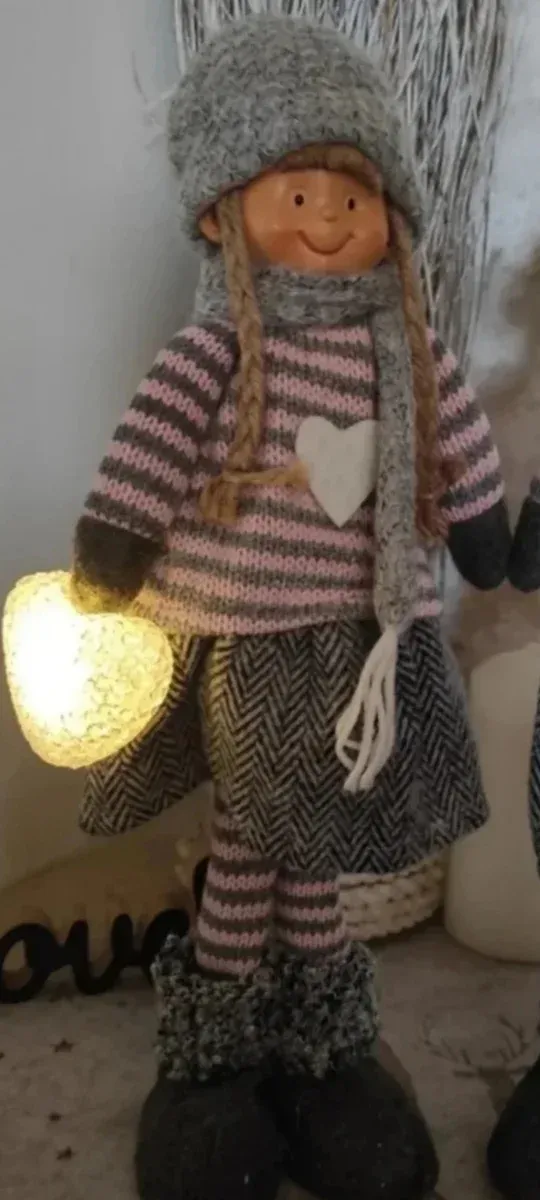 2 bonecos com coração iluminado