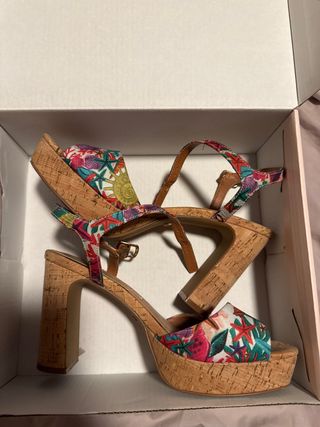 Sandalias de plataforma multicolor con estampado