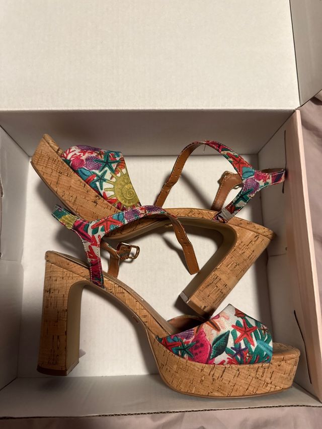 Sandalias de plataforma multicolor con estampado