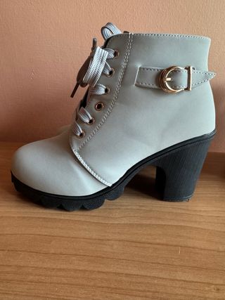 Botines grises con hebilla dorada
