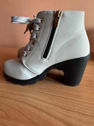 Botines grises con hebilla dorada