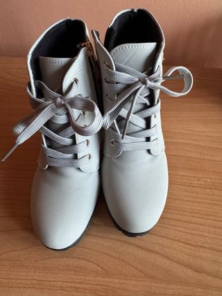 Botines grises con hebilla dorada