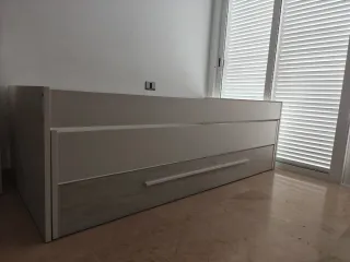 Letto a castello con grande cassettiera