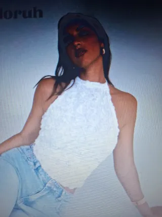 Top blanco floral ajustada