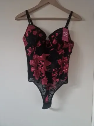 Body de encaje rojo y negro.