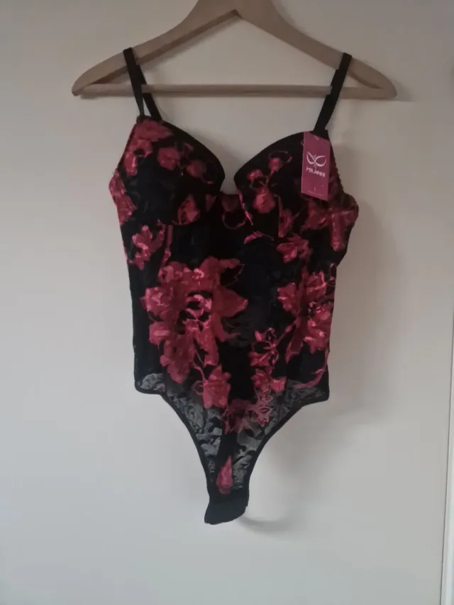 Body de encaje rojo y negro.