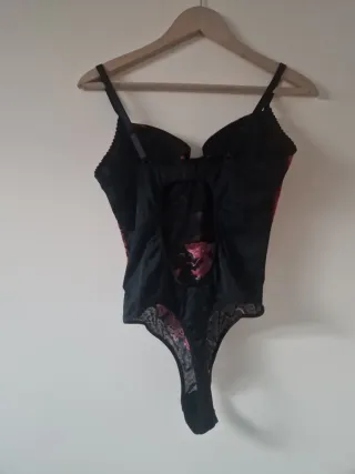 Body de encaje rojo y negro.