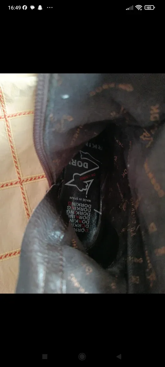 Botas altas de piel marrón.