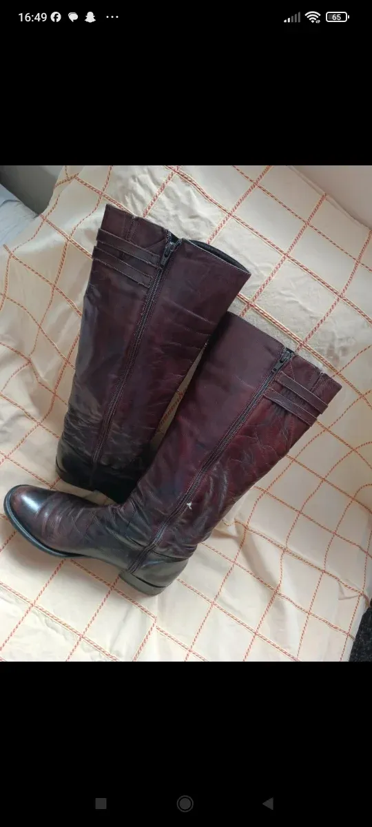 Botas altas de piel marrón.