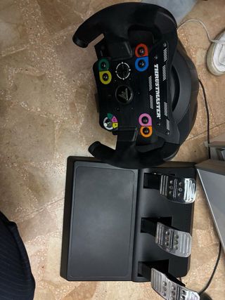 Volante Thrustmaster T300 con cerchio Ferrari e open wheel F1