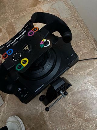 Volante Thrustmaster T300 con cerchio Ferrari e open wheel F1