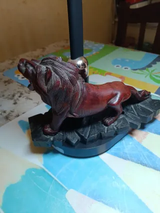 Leone intagliato a mano in legno