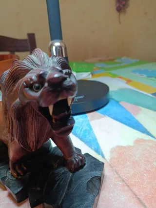 Leone intagliato a mano in legno
