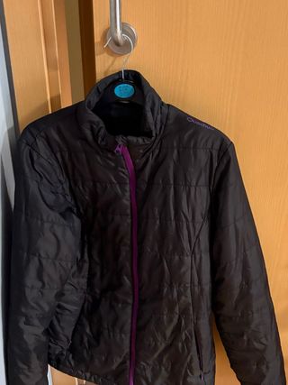 Chaqueta Quechua Negra con cremallera morada